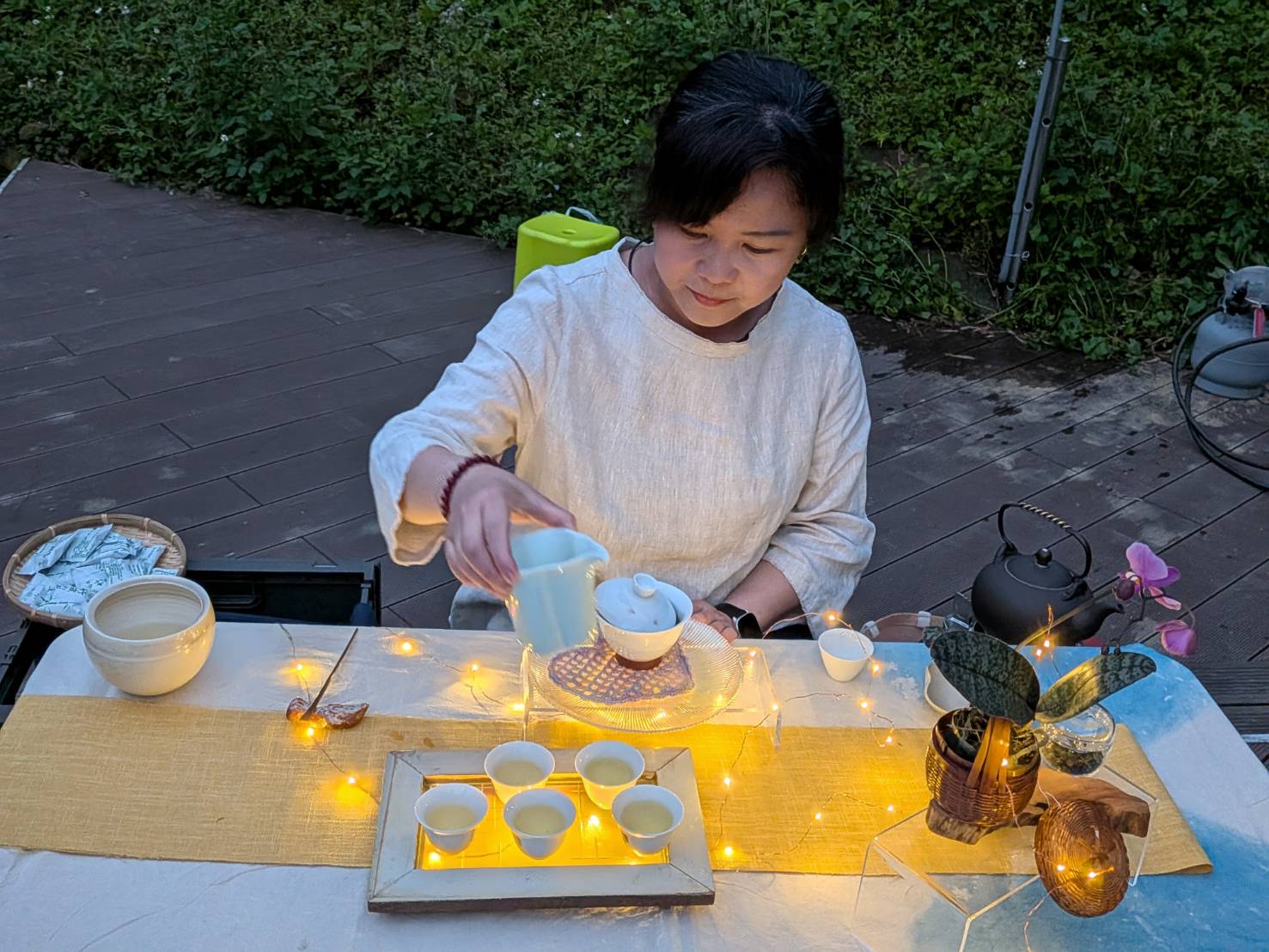 星河螢光茶席體驗活動,希望遊客一邊品茗當地生產的好茶,一邊欣賞四周飛舞的螢火蟲,享受賞螢樂趣。(圖/陳欣玉提供)