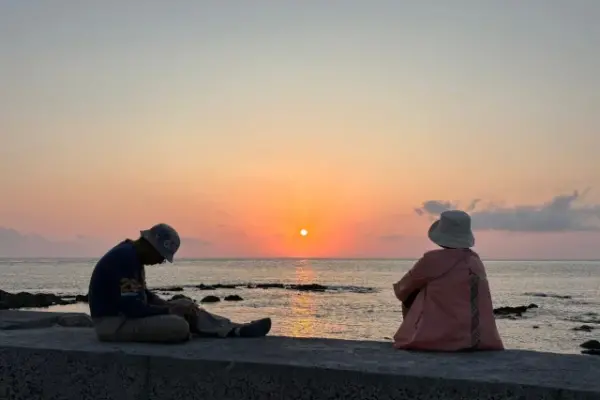 七美大湾夕阳下 一位陶艺老师留下来的理由
