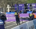 机器人半程马拉松北京开跑 两机器人栽倒惹议
