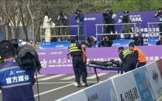 機器人半程馬拉松北京開跑 兩機器人栽倒惹議