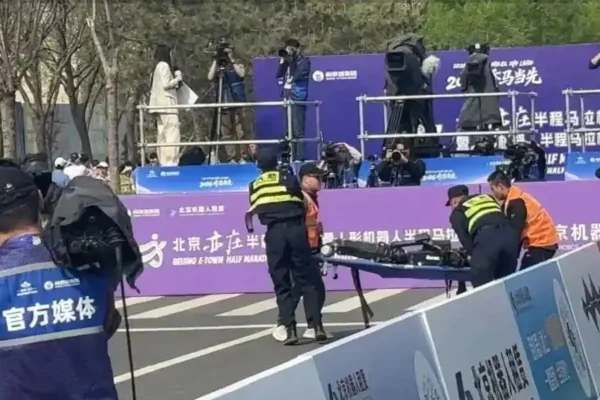 机器人半程马拉松北京开跑 两机器人栽倒惹议