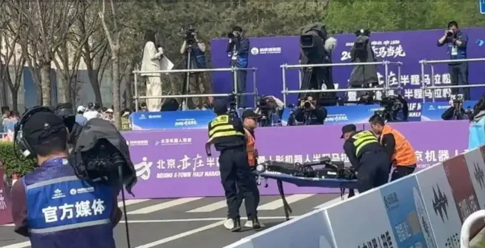 机器人半程马拉松北京开跑 两机器人栽倒惹议