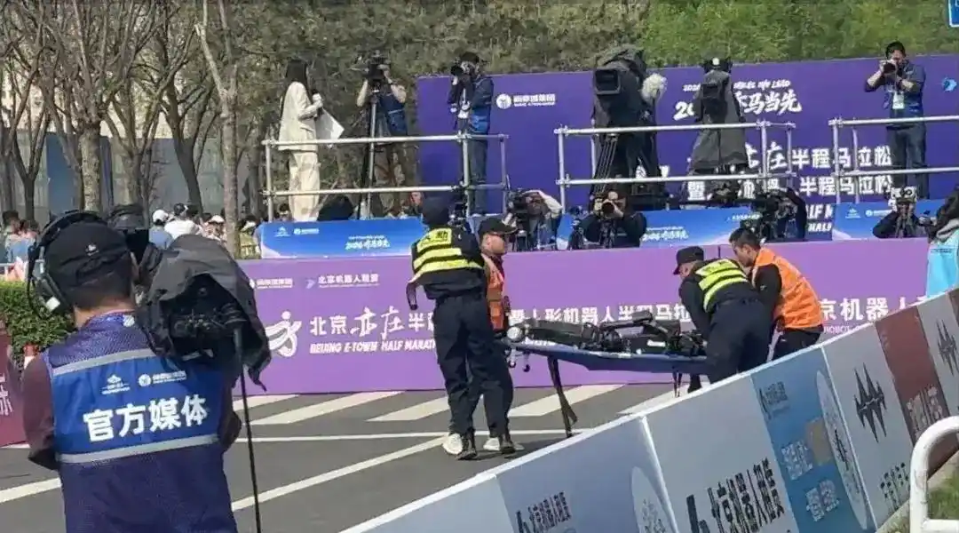 機械人半程馬拉松北京開跑 兩機械人摔倒惹議