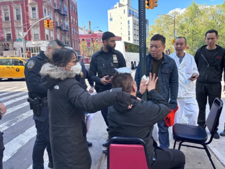 曼哈頓華埠東百老匯F線地鐵站20日下午發生暴力搶劫事件,一名上前制止的餐館員工遭一群青少年毆打受傷。