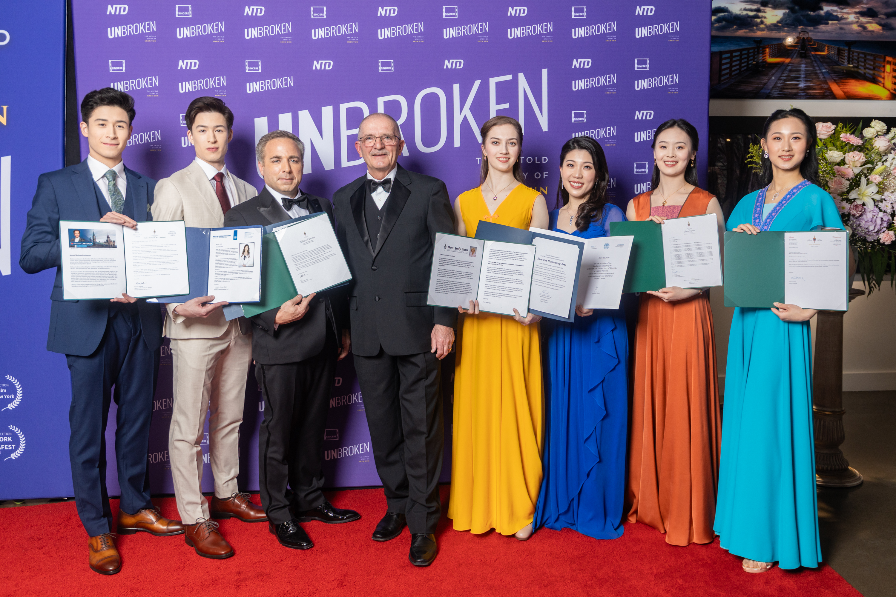 2026年4月22日晚,紀錄片《堅不可摧:神韻幕後的故事》(UNBROKEN: The Untold Story of Shen Yun)在 多倫多舉行加拿大首映紅毯儀式。前國會議員Wladslaw Lizon親臨為神韻藝術家們頒發褒獎。(艾文/大紀元)