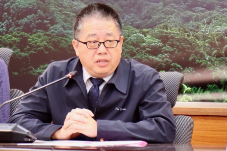 聯大校長侯帝光則指出,近期4度到縣府洽談合作事宜,在AI、半導體、教育與人才培訓有深度合作,此次與環保局合作辦理綠領人才培訓,苗栗具天賦條件與產業優勢(風力、日照、綠能與企業轉型需求),最適合發展綠能的優勢相得益彰,也做好淨零碳排的準備,相信在鍾東錦領導擘劃下,會將苗栗營造為乾淨又美麗的家園。