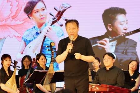 苗栗縣立國樂團指揮黎俊平表示,我的天才老媽、清明上河圖・聲與月光劍客三場音樂會。分以國樂詮釋熟悉旋律,描繪母親在生活中的堅韌與溫暖;也過音樂描繪東方經典畫卷的細膩意境,營造層次豐富的聽覺與想像空間,展現傳統與現代交融之美;尤其第三場是演奏家、合唱團、掌中劇團跨界合作,也關注日益重要的環保議題,藝術生活化。