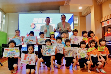 三之三嘉新幼兒園孩童欣喜分享畫作和市長余文忠、代表會主席陳仁杰, 合影
