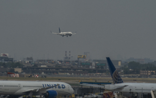 聯合航空班機撞上新州收費站路燈桿