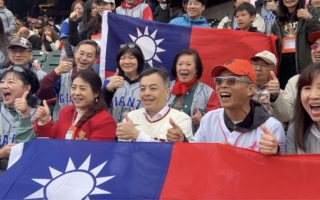巨人队台湾之夜登场 台湾外交官展示身手