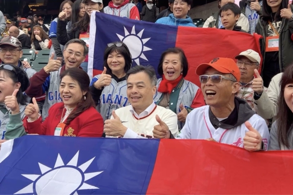 巨人队台湾之夜登场 台湾外交官展示身手