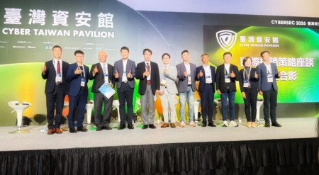 數發部長林宜敬(左)5月6日在CYBERSEC 2026台灣資安大會與廠商分享3月率團赴美參與RSAC的參展拓銷策略。