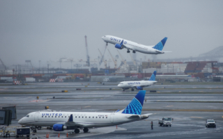 被美聯航飛機撞擊廂車司機父親發聲