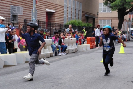 PS 18位於布朗士東148街開放街道(E 148th Street Open Street)上的活動地點。