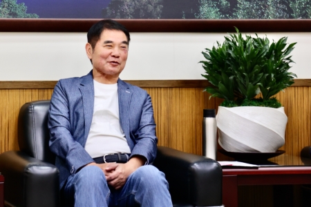 縣長鍾東錦恭喜並肯定他25年公務人員為原鄉的用心與成果,原鄉工程比一般平地工程難度,成果有目共睹;縣府希望能給原鄉民眾有一條安全回家的路,積極爭取經費將苗62線以高架方式延伸到泰安鄉公所,未來對行車安全與觀光發展均有助益。