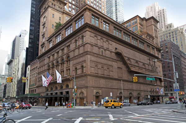 卡內基音樂廳 (Carnegie Hall)位於美國紐約市第七大道,往北兩個街區即是中央公園。(Shutterstock)