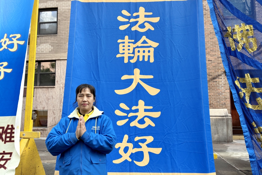 2026年5月13日，初到纽约的法轮功学员荆奉莉参加了庆祝世界法轮大法日的曼哈顿大游行活动。（叶蓁／大纪元）