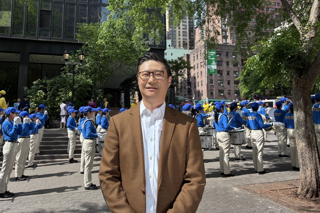 2026年5月13日,紐約金融公司董事總經理Franklin Yu在曼哈頓參加慶祝世界法輪大法日的盛大活動。(葉蓁/大紀元)