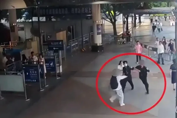 浙江一高校教師在南寧火車站遭安檢追打