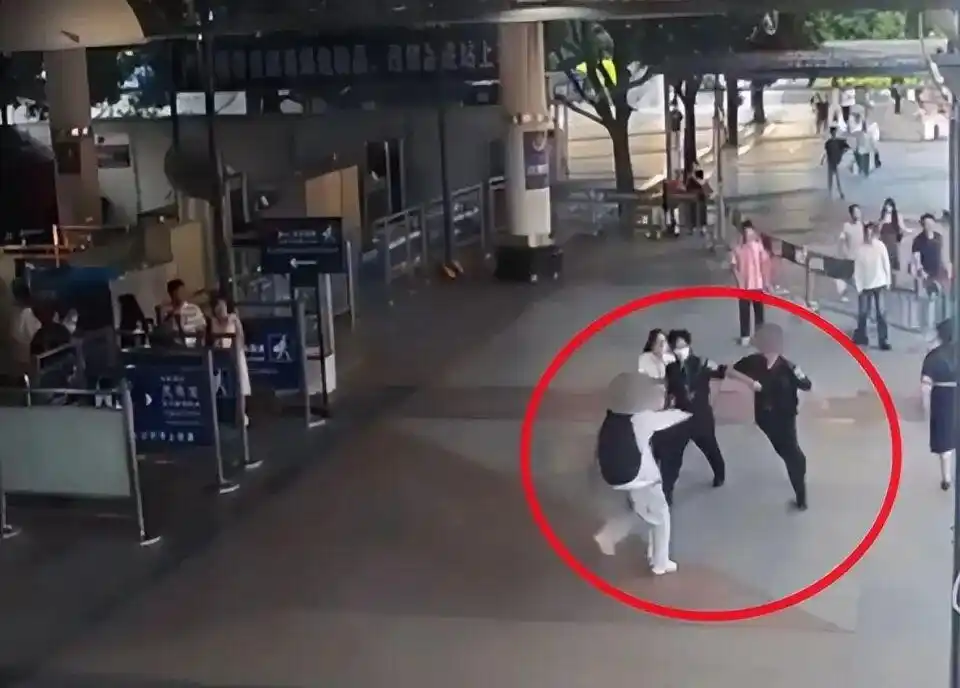 浙江一高校教師在南寧火車站遭安檢追打