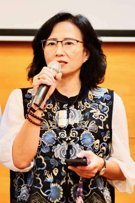 副縣長邱俐俐表示,感謝客委會長期支持,農曆四月八對頭份,不只是一場地方節慶,也是一代又一代頭份人共同守護的客庄文化記憶;從永貞宮媽祖出巡遶境,到家家戶戶迎香、庄頭陣頭匯聚,不只是信仰文化,更是頭份市特有的人情味與凝聚力。