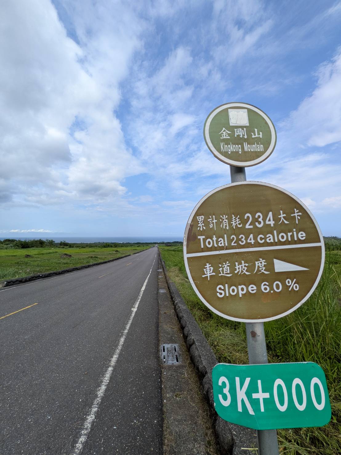 我骑机车载一位外国人从花莲到台东,来到长滨的金刚大道,感受祥和宁静。(图/陈欣玉提供)