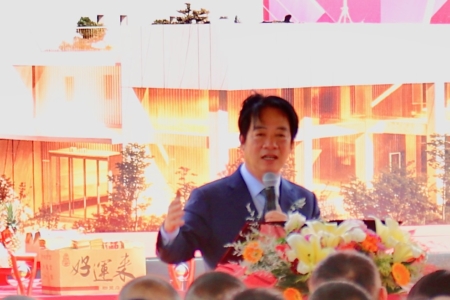 统赖清德对妈祖神威显赫促成白沙屯妈祖医院工程也感到神奇,也感谢童综合医院愿意到海线地区,三家医院举行动土,对苗栗而言堪称三喜临门。同时请立委陈超明和县长发挥影响力,通过立院总预算,让中央政府有所为,直言这是中央无力补助的难处,这里有苗县的28亿,让钟县长可调用。2028年妈祖医院完工,他会再来恭贺。
