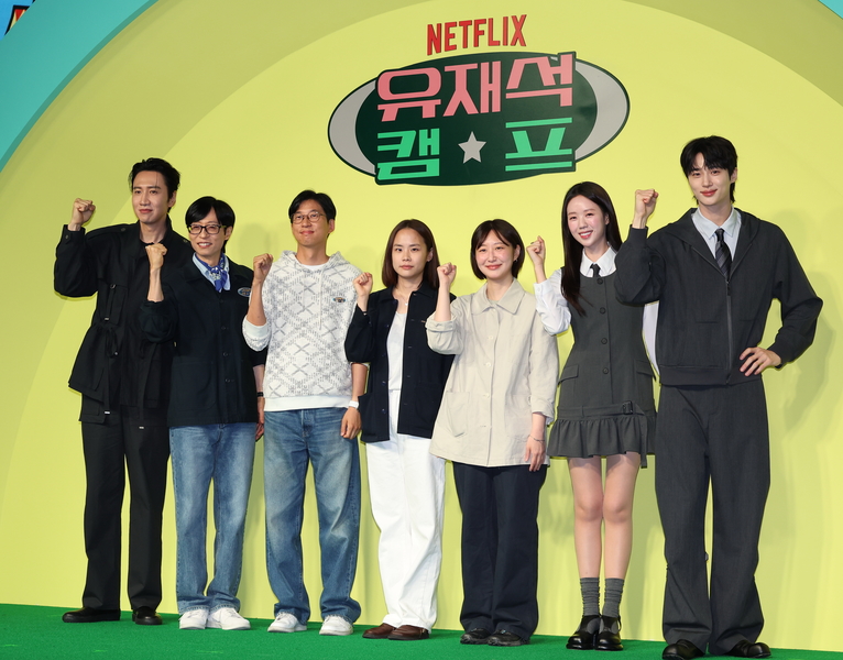图为Netflix 综艺《刘在锡 CAMP》于19日举办制作发布会,主要出演者与幕后团队合照。(韩联社)