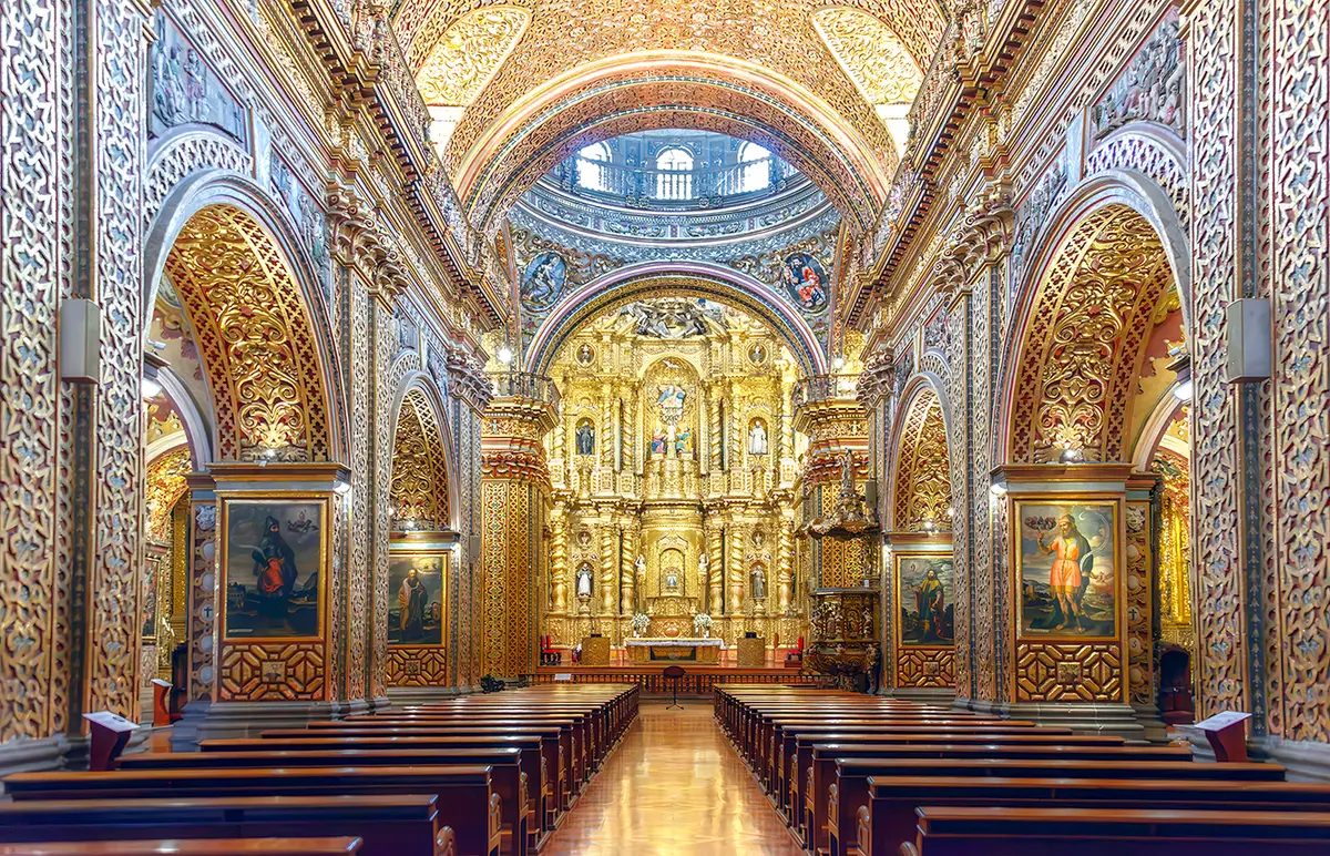 耶稣会教堂(La Compañía de Jesús)因其华丽的巴洛克式内部几乎全部覆盖精细的金箔,而被称为“黄金教堂”。(Maria Coulson提供)