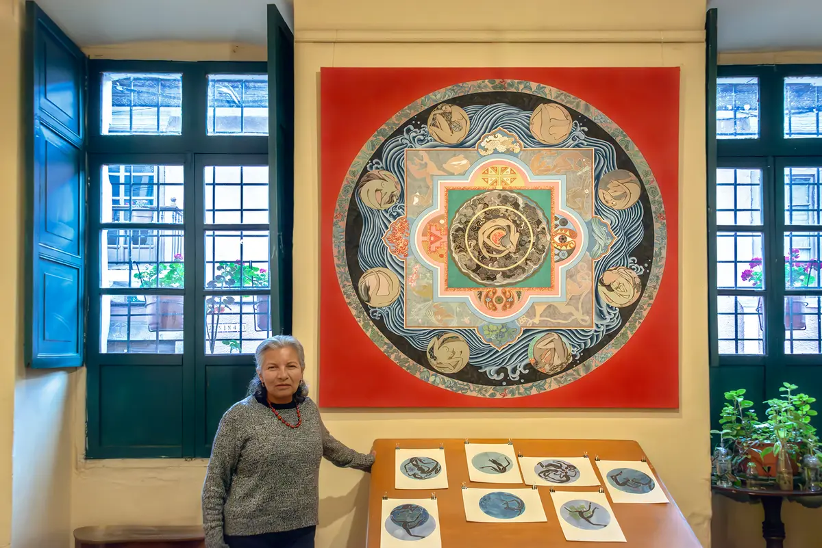 索尼娅·罗萨莱斯在兼作画室的圣马科斯居所内展示其画作。(Maria Coulson提供)