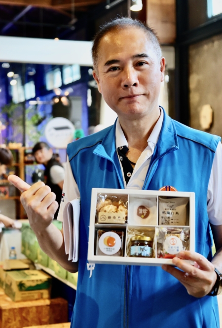 勞青處長王浩中展示苗栗青年店家新創輔導成果小禮盒