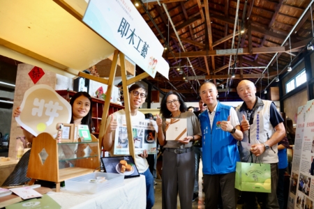 即木工藝(妝點屋)輔導自動化生產,產品包裝升級。