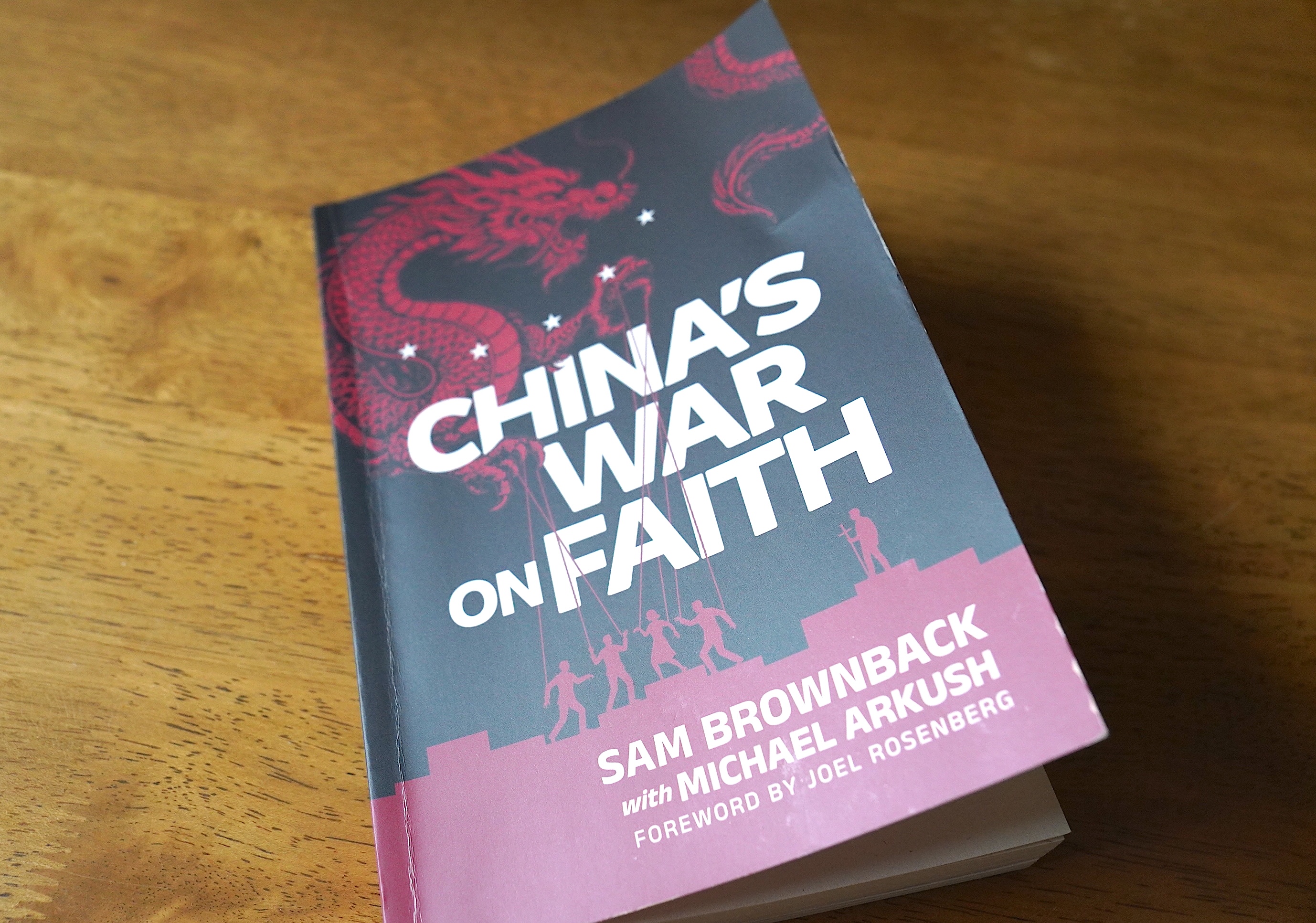 2026年5月12日,美國前宗教自由大使薩姆‧布朗巴克(Sam Brownback)在華府智庫哈德遜研究所發布新書《中共對信仰的戰爭》(China’s war on Faith)。圖為新書封面。(李辰/大紀元)