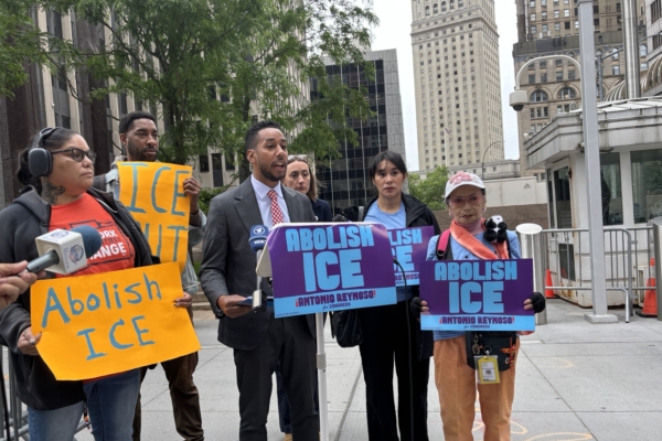ICE庭外再抓人 布碌崙區長抗議