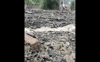 重慶遭泥石流突襲 連房帶人沖走 災民訴苦