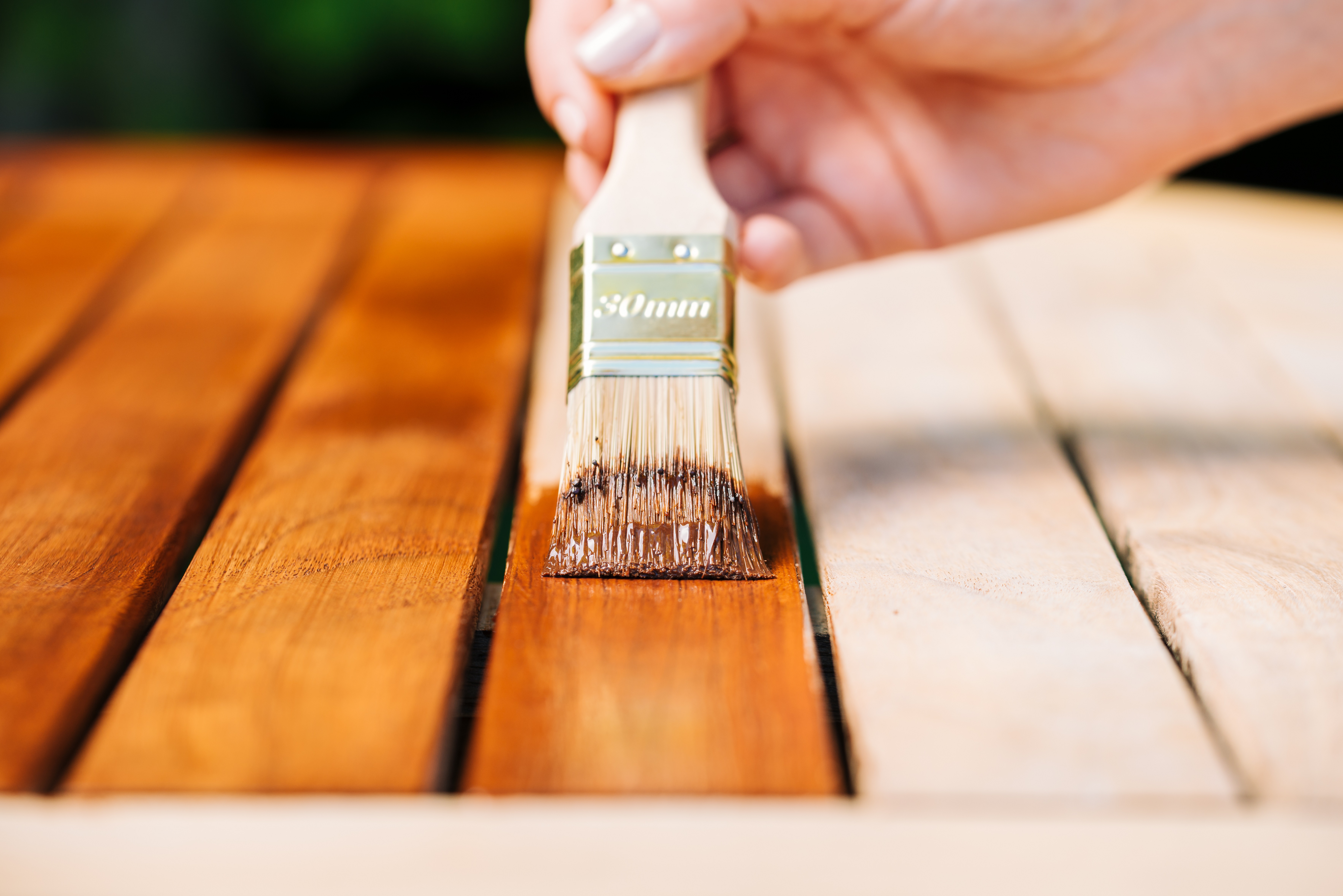 柚木油通常被塗抹在木材上。(Shutterstock)