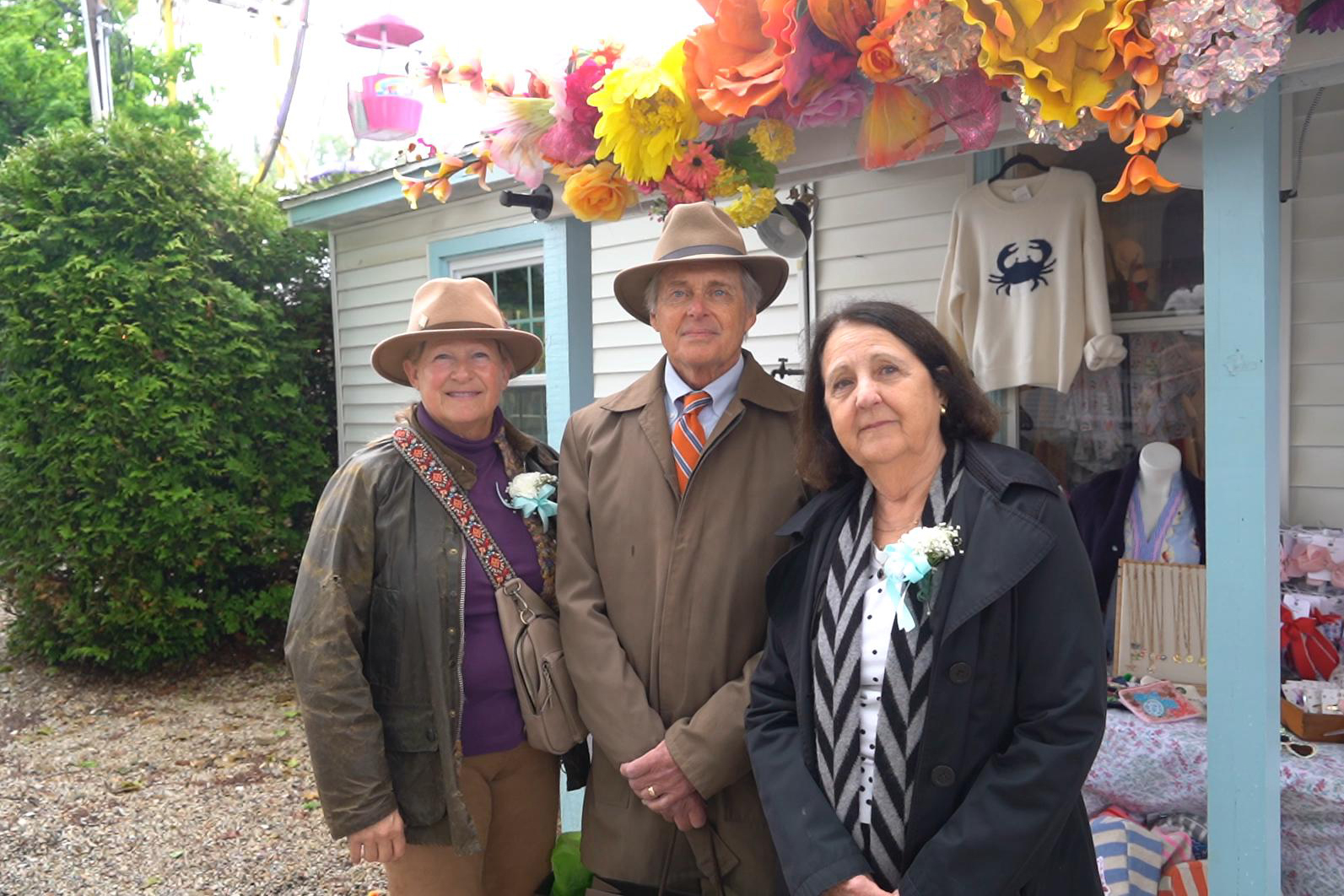 2026年德文馬術展與鄉村嘉年華活動(Devon Horse Show and Country Fair)於5月20日至5月31日在賓州德文市舉行。觀眾Richard Doolan(中)及太太Lynn Doolan(右)與朋友Kelly Carroll(左)一起來觀看馬術展。(李曉蘇/大紀元)