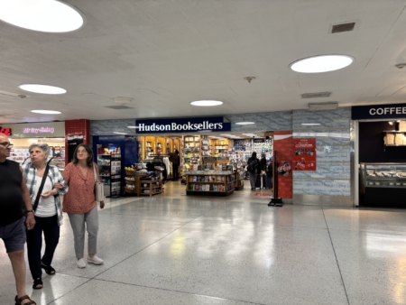 賓州車站內的商店街人潮冷清。
