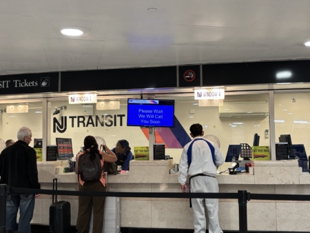 乘客洽詢NJ Transit服務區人員。