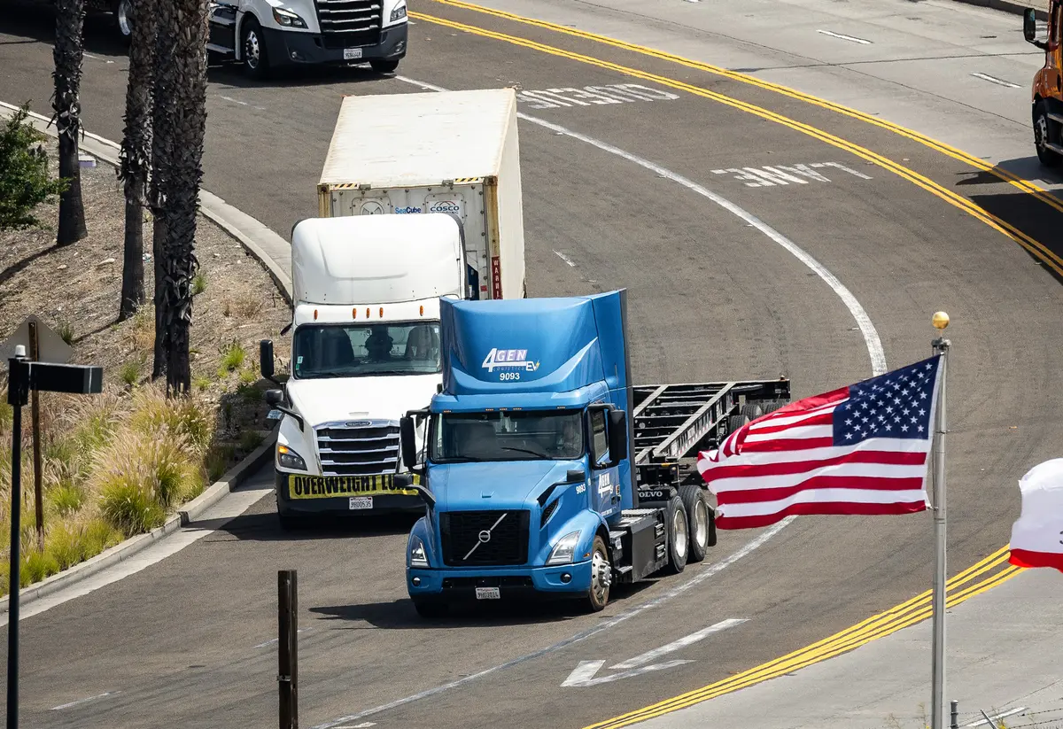 2026年5月15日,大型貨運卡車駛離加利福尼亞州長灘港(Port of Long Beach)。根據聯邦汽車運輸安全管理局(FMCSA)的藥物和酒精信息交換中心規定,因酒駕或藥駕被標記為「禁止駕駛」的卡車司機必須完成復工流程才能重新獲得商業駕照。但據報導,有些人只需付費給第三方,讓他們在數據庫中勾選一個選項,就能重新上路。(John Fredricks/ 英文大紀元)