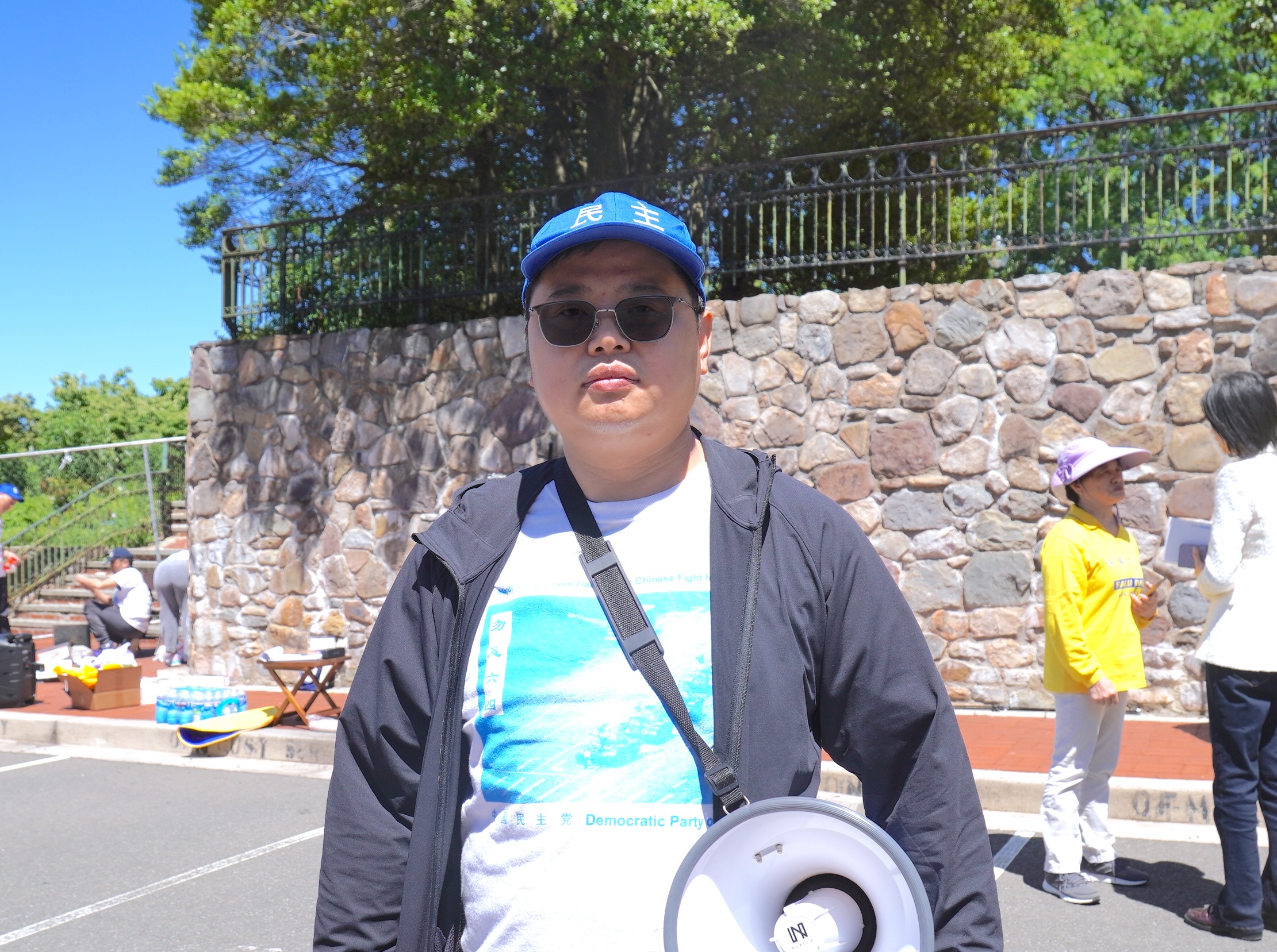<br/>民主黨成員、來自武漢的張愛斌在路過法輪功學員的活動現場時大聲喊道:法輪大法好!並在呼籲美國參議院通過《法輪功與活摘器官受害者保護法案》的請願書上簽名。圖為張愛斌。(李辰/大紀元)