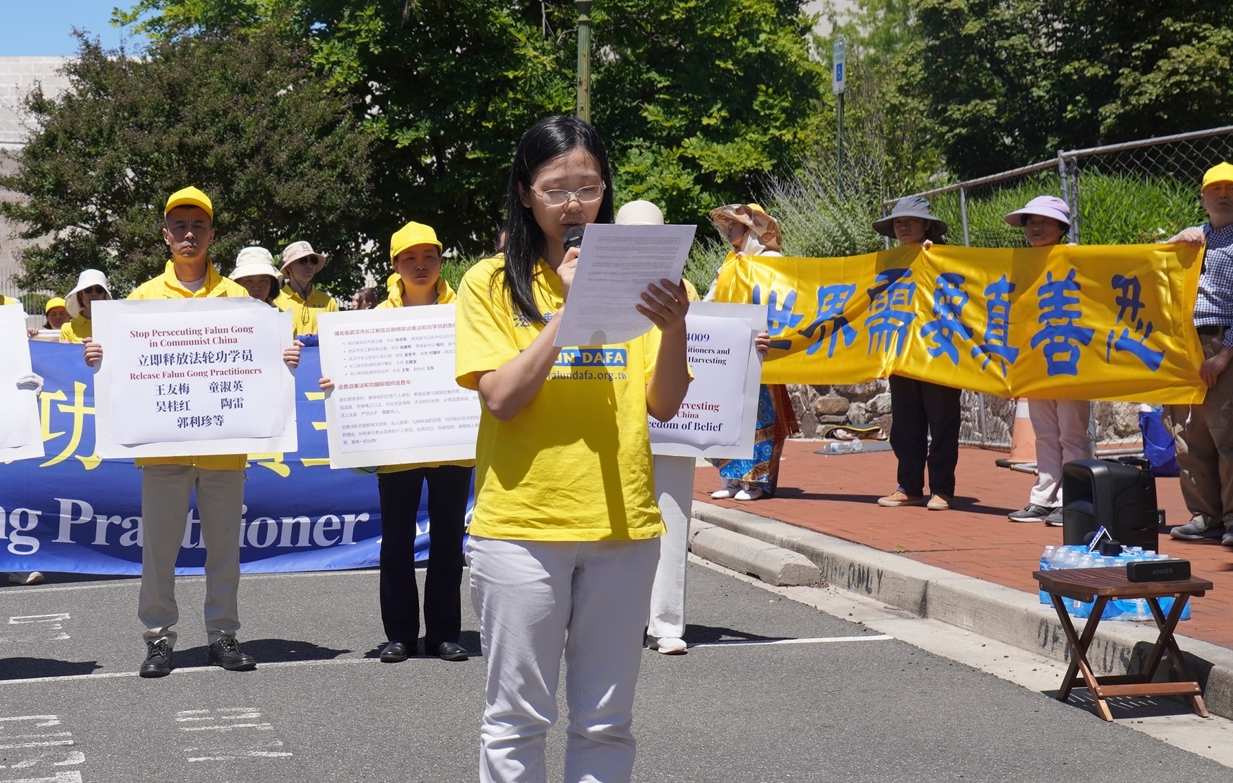 2026年5月30日,5月30日、31日,華府部分法輪功學員在中共駐美大使館前集會,要求釋放近期被武漢警方非法綁架、關押的法輪功學員王友梅、童淑英等人。圖為王友梅在美國的女兒周槐 (Alisa Zhou)30日在活動現場發言。(李辰/大紀元)