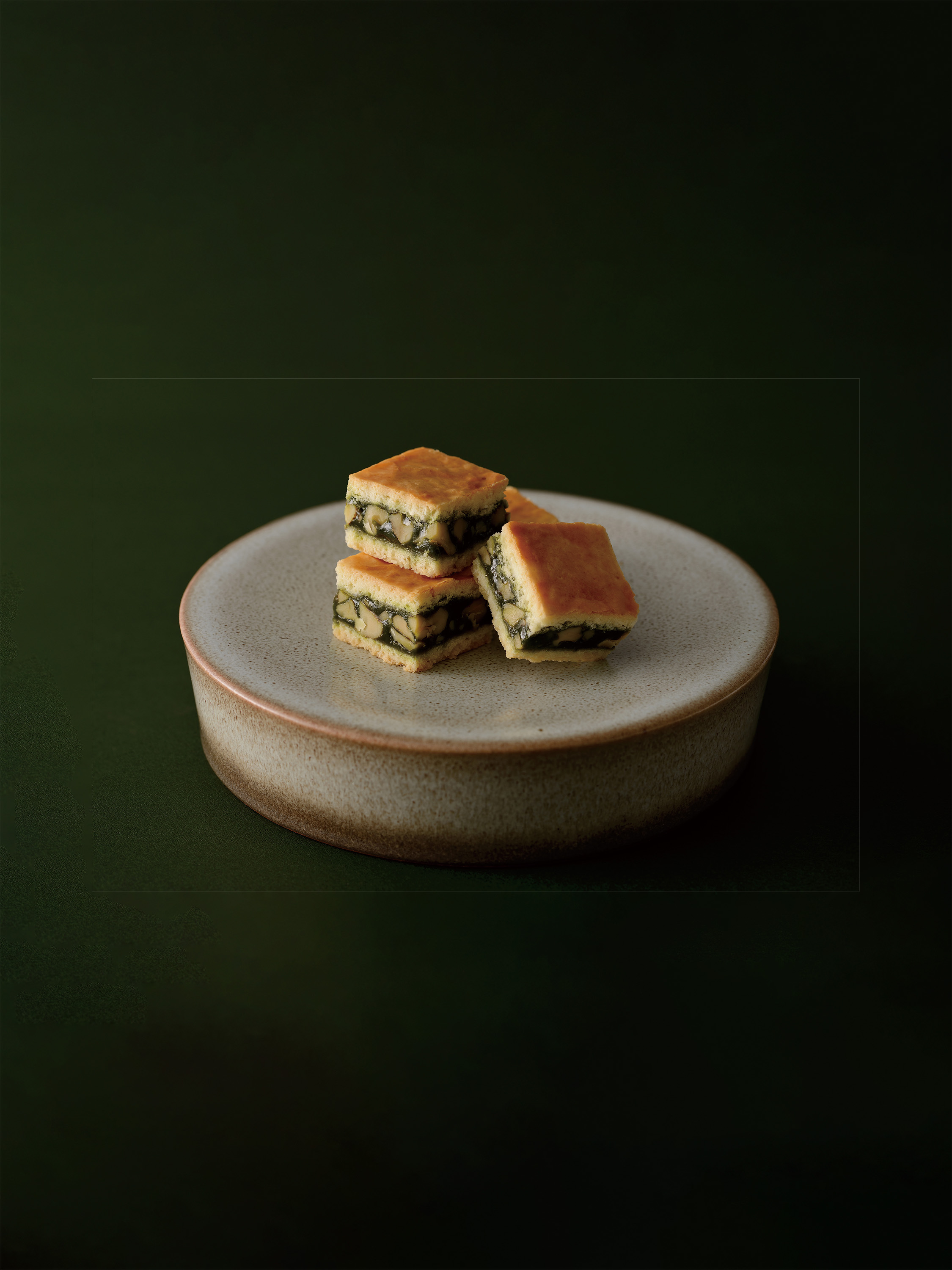 茶味:酥脆奶香黃油塔皮包裹濃郁焦糖與宇治抹茶內餡,拌入核桃碎粒,層次豐富,抹茶清雅與焦糖醇厚交織,口感精緻迷人。(源吉兆庵提供)