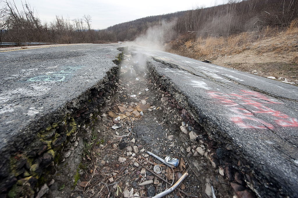 2010年2月2日,美國賓夕法尼亞州森特勒利亞(Centralia)的地下煤火造成州道61號公路(PA Highway 61)出現大型裂縫,濃煙從裂縫中升起。(DON EMMERT/AFP via Getty Images)