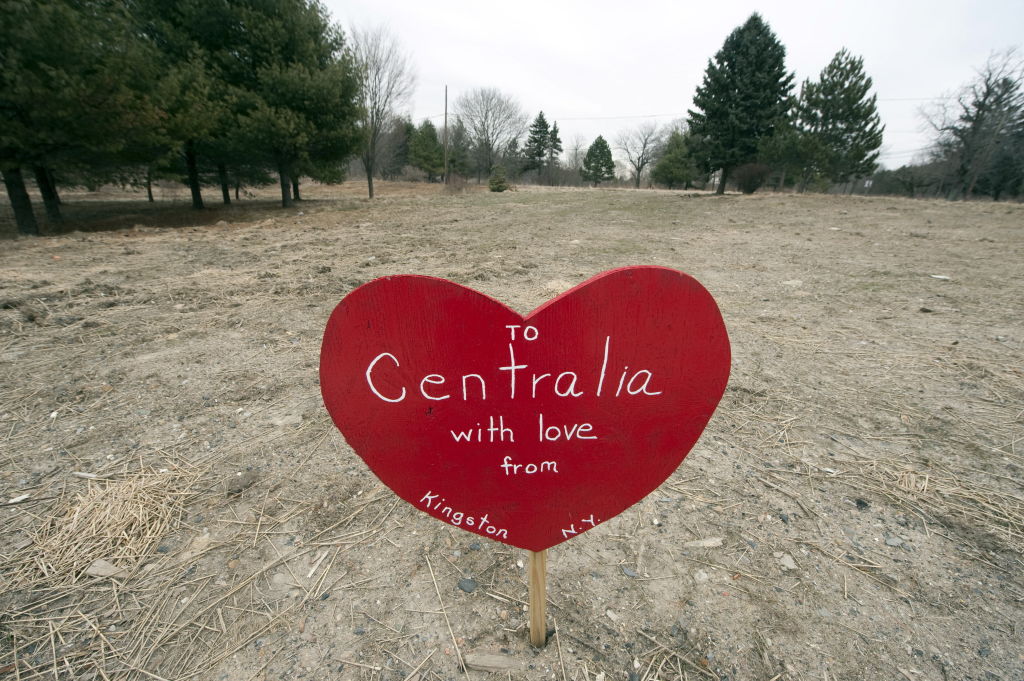 2010年2月2日,在美國賓夕法尼亞州森特勒利亞(Centralia),一塊心形標誌被插置在一處空地上。這處土地原來是一棟住宅,如今已成為空地。(DON EMMERT/AFP via Getty Images)