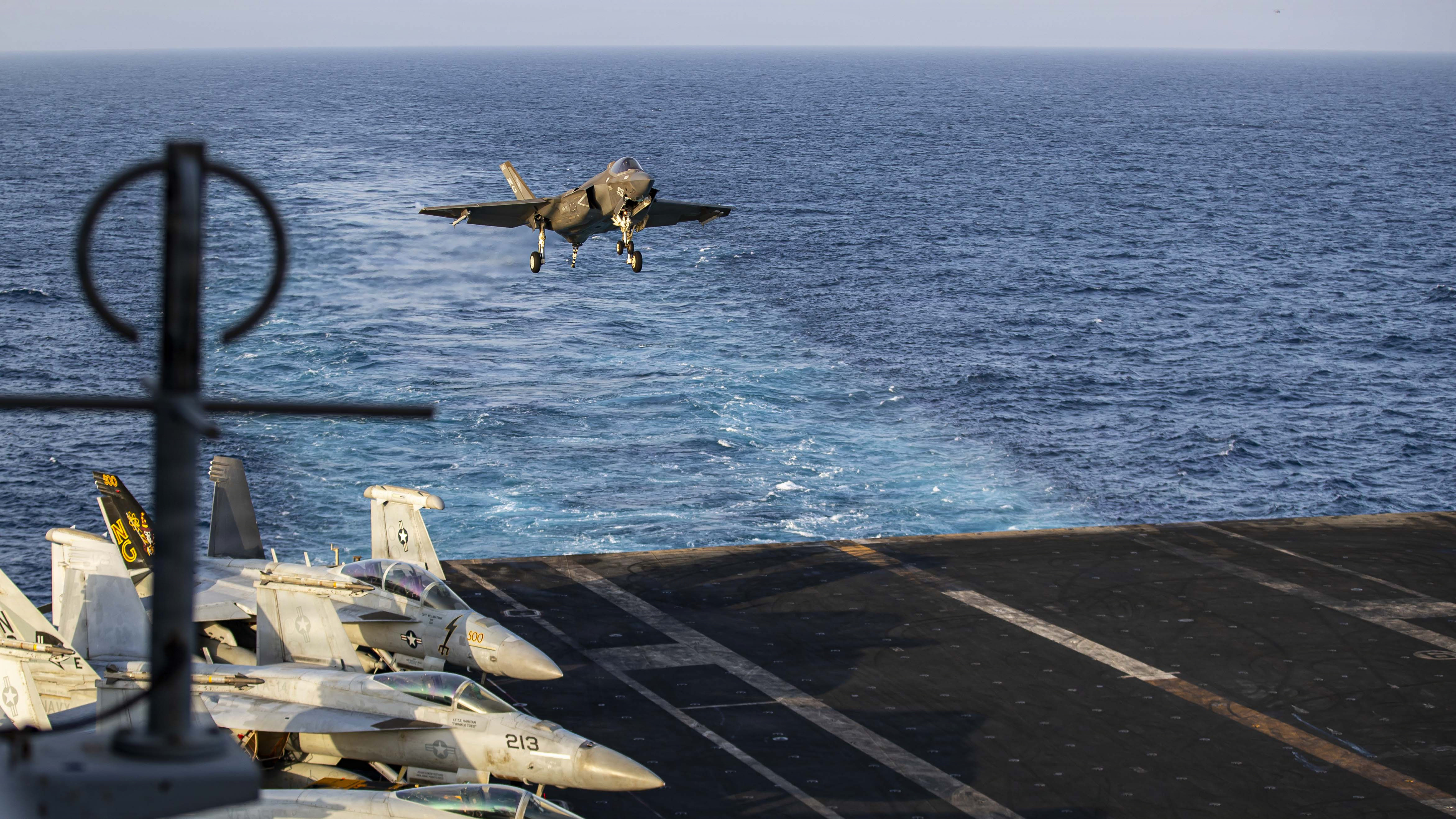 2026年5月9日,隸屬美國海軍陸戰隊第314戰鬥機中隊(VMFA-314)的一架F-35C「閃電II」(Lightning II)戰機,準備在「林肯號」(USS Abraham Lincoln,CVN 72)航母上降落。「林肯號」目前部署在美國第五艦隊作戰區域,以支持中東地區的海上安全與穩定。(美國海軍)
