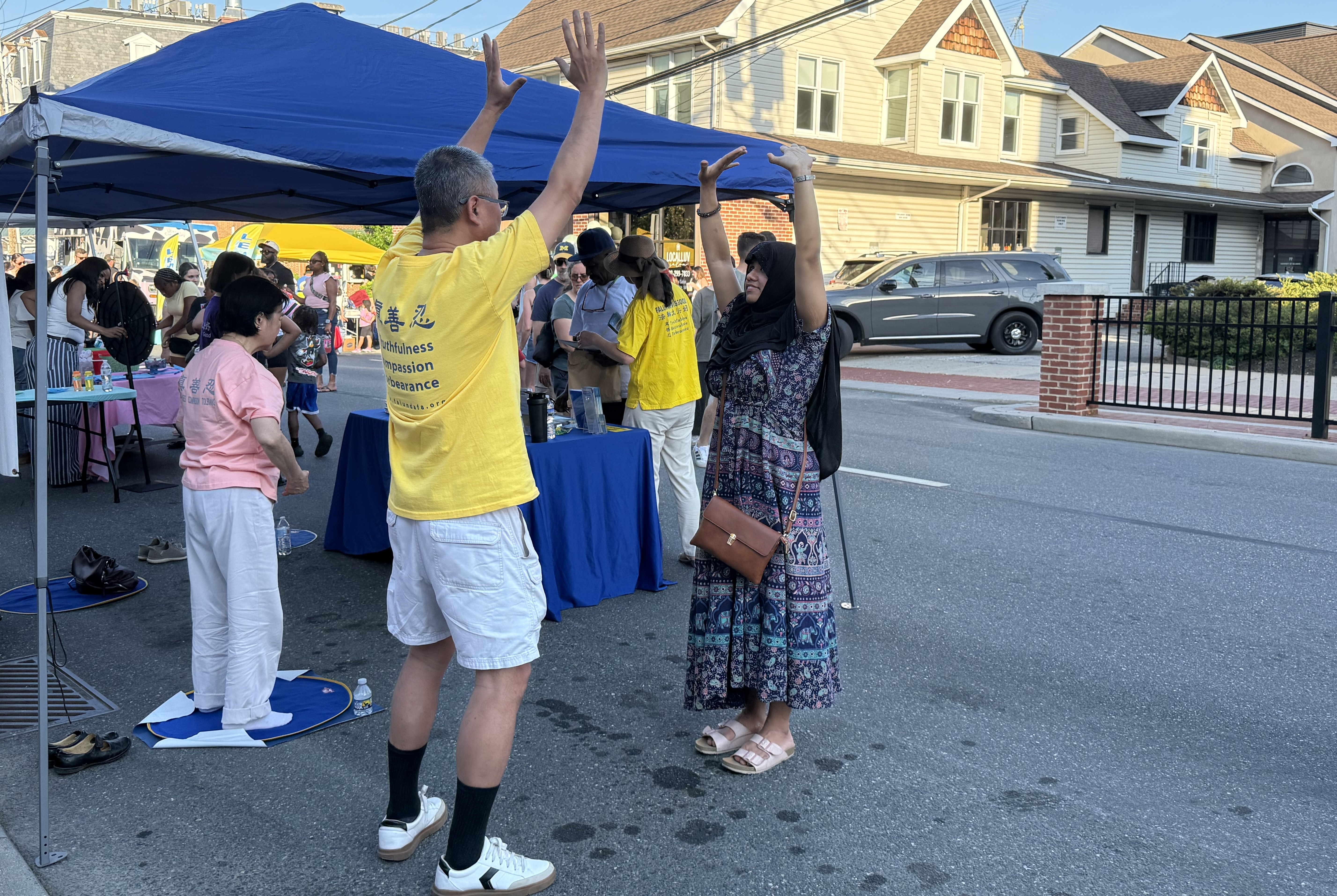 2026年6月5日晚,特拉華州紐瓦克市舉辦「紐瓦克之夜」(Newark Nite)。民眾紛紛來到法輪功展位了解真相、學煉了法輪功、並在《法輪功與活摘器官受害者保護法案征簽表上簽名支持反迫害。(楊茜/大紀元)