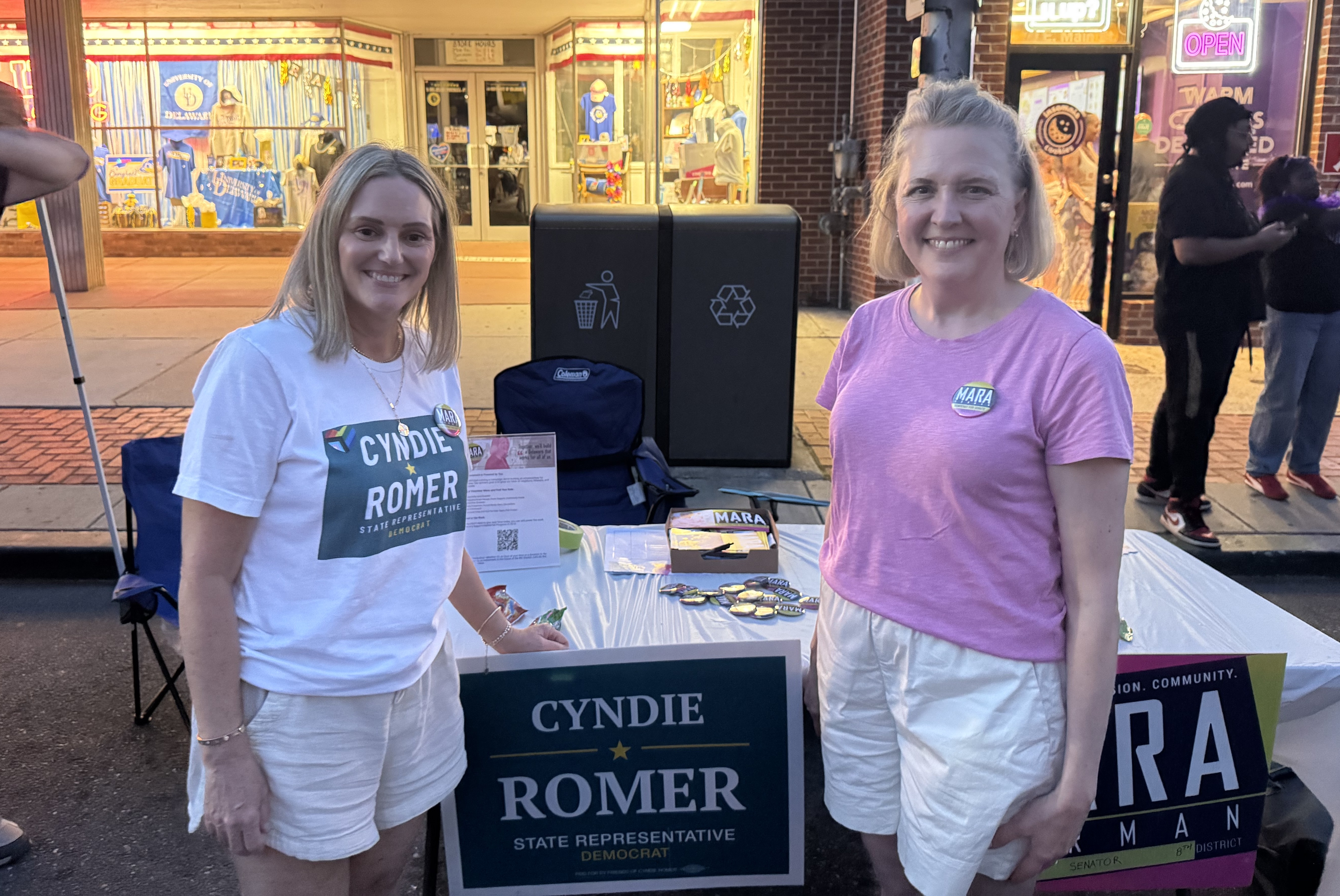 2026年6月5日晚,特拉華州眾議員Mara Gorman(右)和Cyndie Romer參加特拉華州紐瓦克市舉辦「紐瓦克之夜」(Newark Nite)。(肖捷/大紀元)