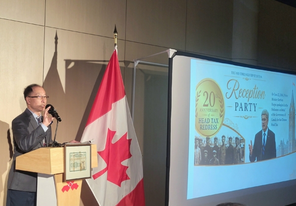 6月6日下午,加拿大國會議員區澤光舉辦「平反人頭稅20周年慶祝會」,圖為梁英年在主持活動。(邱晨/大紀元)