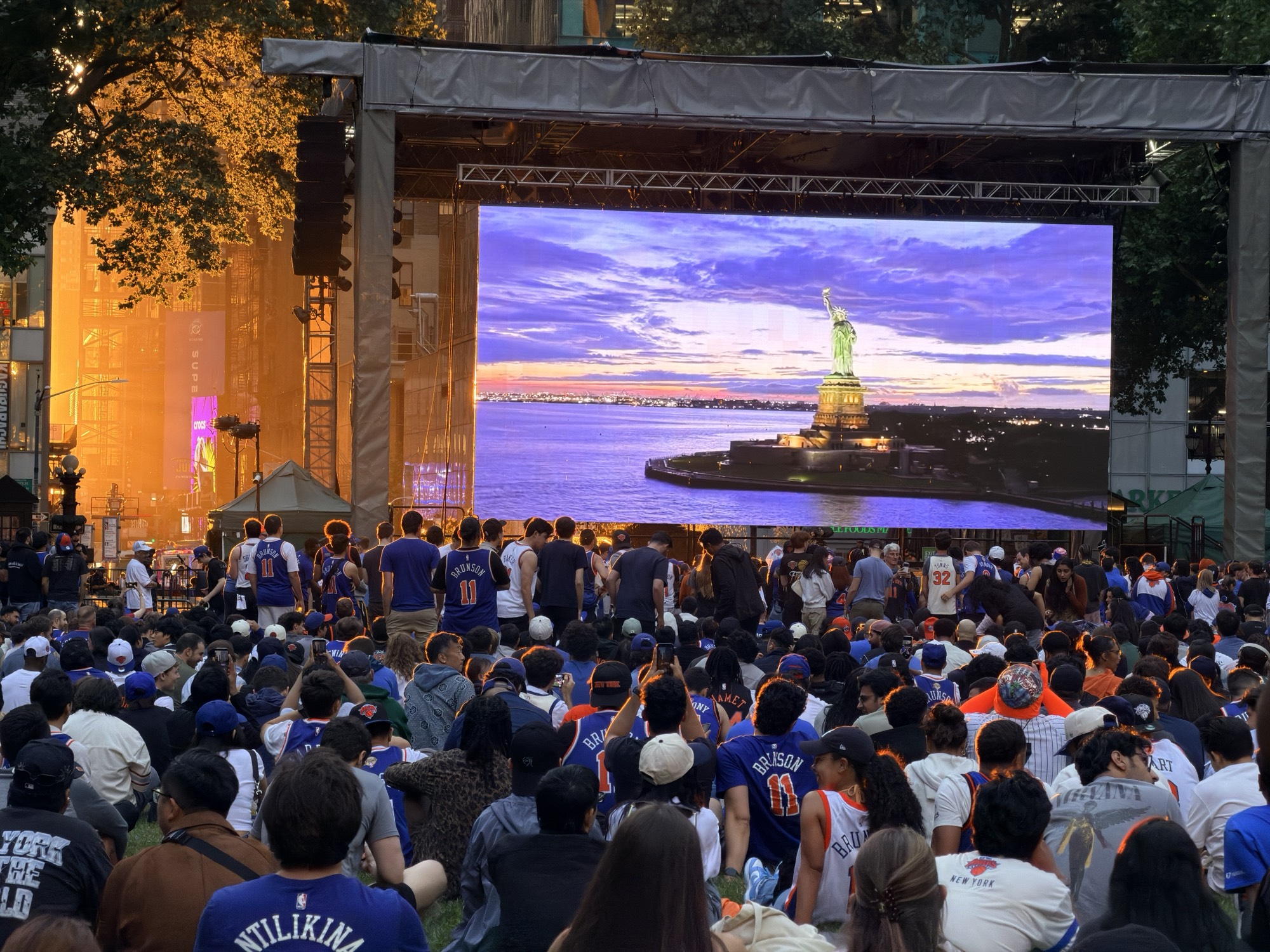 2026年6月8日,紐約尼克隊與聖安東尼奧馬刺隊之間的NBA總決賽第三戰,紐約曼哈頓布萊恩公園觀賽派對。(黃小堂/大紀元)